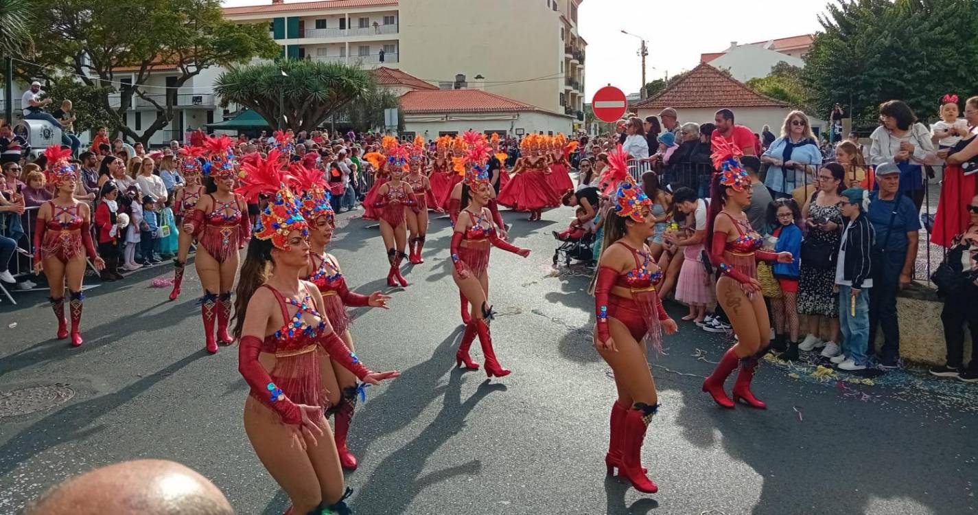 Cortejo de Carnaval no Caniço traz cor, folia e animação (com fotos e vídeo)